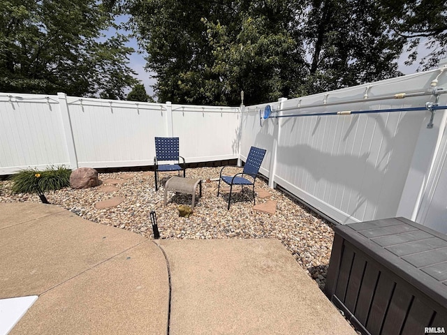462 Circle Dr, Kewanee, IL 61443 - fenced backyard featuring a patio area