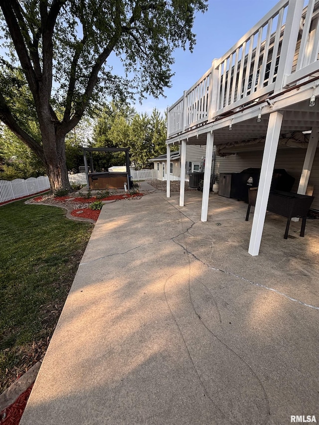 462 Circle Dr, Kewanee, IL 61443 - view of community featuring a jacuzzi, a patio area, and a deck