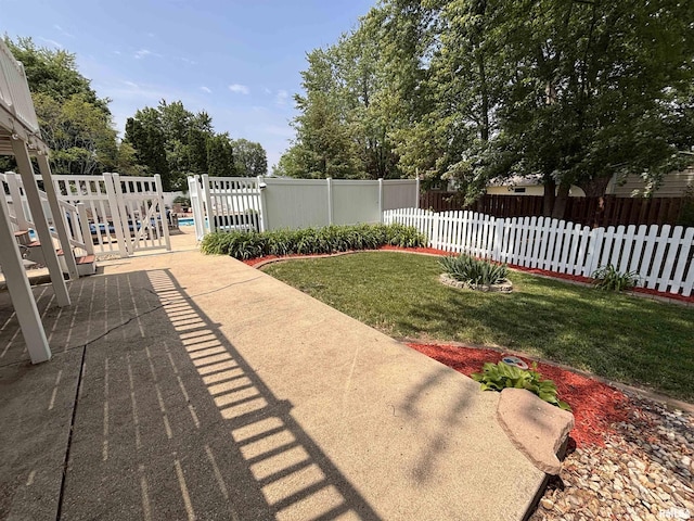 462 Circle Dr, Kewanee, IL 61443 - view of yard featuring a patio area