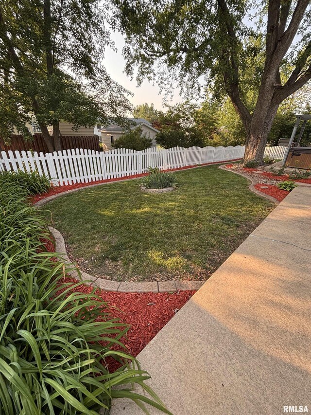 462 Circle Dr, Kewanee, IL 61443 - view of yard