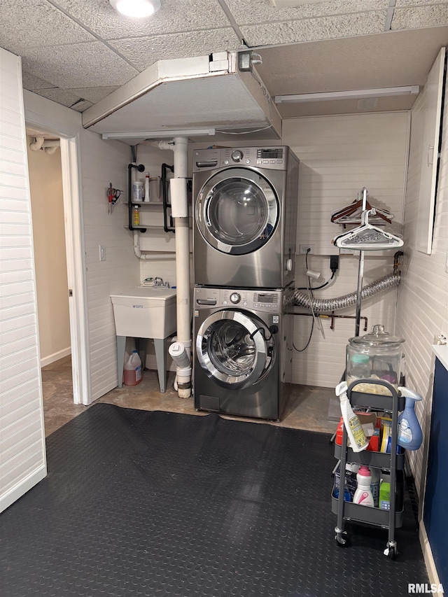 462 Circle Dr, Kewanee, IL 61443 - washroom featuring stacked washer / drying machine, carpet floors, and baseboards