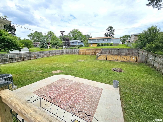 4325 N Lincoln Ave, Davenport, IA 52806 - view of yard with a patio area