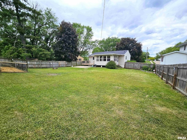4325 N Lincoln Ave, Davenport, IA 52806 - view of yard featuring a deck