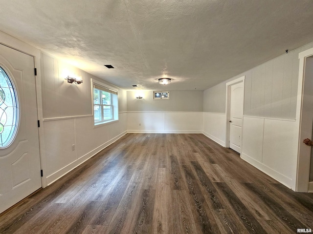 4325 N Lincoln Ave, Davenport, IA 52806 - entrance foyer featuring dark wood-style flooring, a textured ceiling, and a decorative wall