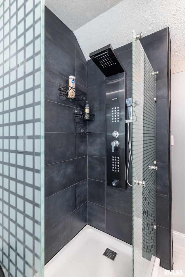 3160 Sycamore Rd, Carterville, IL 62918 - bathroom featuring a tile shower and lofted ceiling