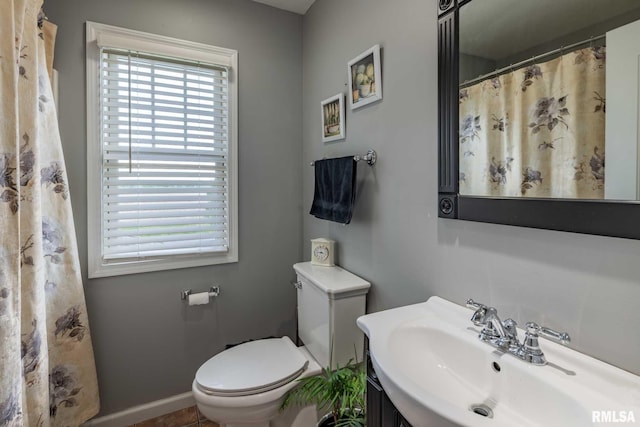3160 Sycamore Rd, Carterville, IL 62918 - full bathroom with toilet, vanity, baseboards, and a shower with shower curtain