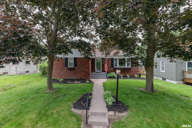 807 Spalding Blvd, Davenport, IA 52804 - view of front facade featuring brick siding and a front yard