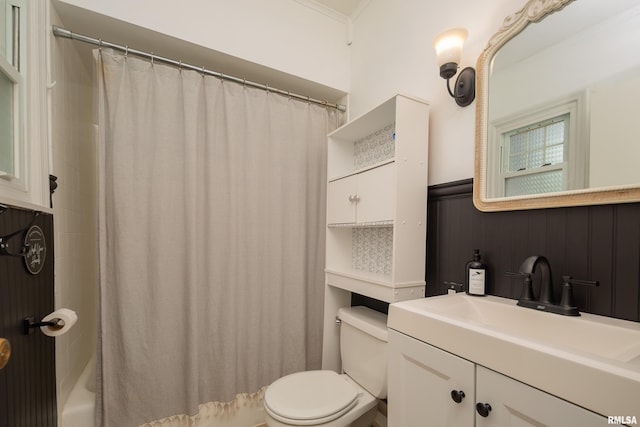 807 Spalding Blvd, Davenport, IA 52804 - full bath featuring wainscoting, vanity, and shower / bath combination with curtain