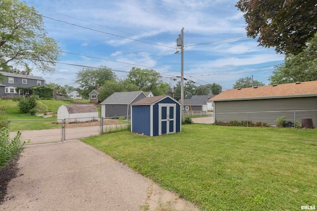 807 Spalding Blvd, Davenport, IA 52804 - view of yard featuring a storage shed, a gate, and a residential view