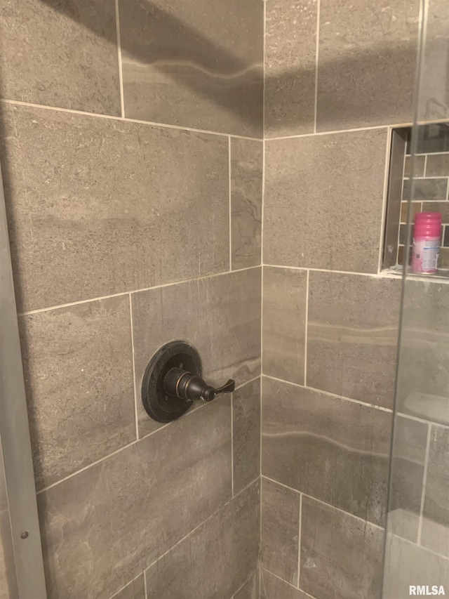 1424 29th Ave, Moline, IL 61265 - bathroom view of a tile shower