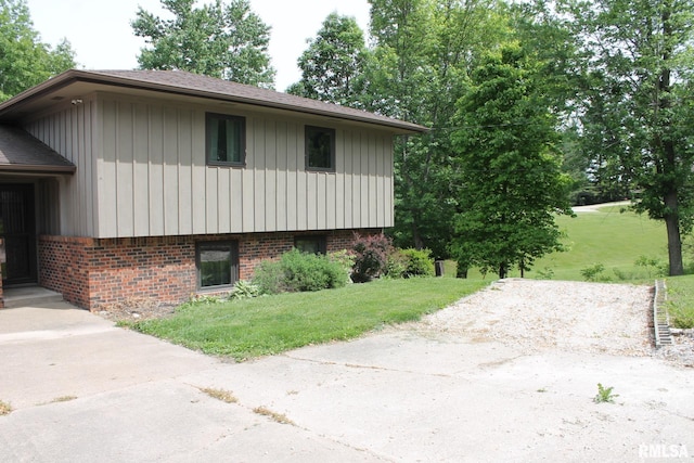 24176 Stagecoach Rd, Geneseo, IL 61254 - view of side of home featuring a yard