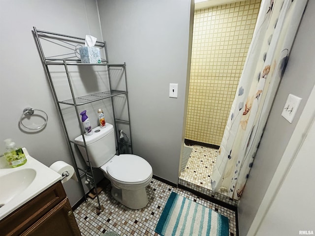 709S 4th St S, Maquoketa, IA 52060 - full bathroom featuring toilet, a tile shower, vanity, baseboards, and tile patterned flooring