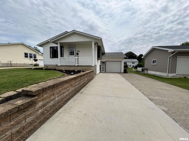 709S 4th St S, Maquoketa, IA 52060 - view of front facade with a porch, driveway, and a front yard