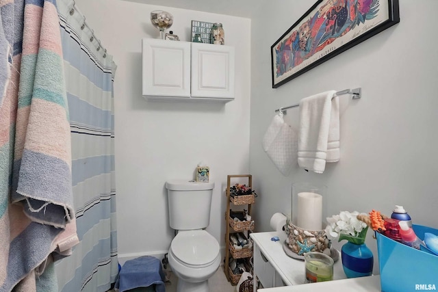 1931 E 11th St, Davenport, IA 52803 - bathroom with toilet, baseboards, and curtained shower