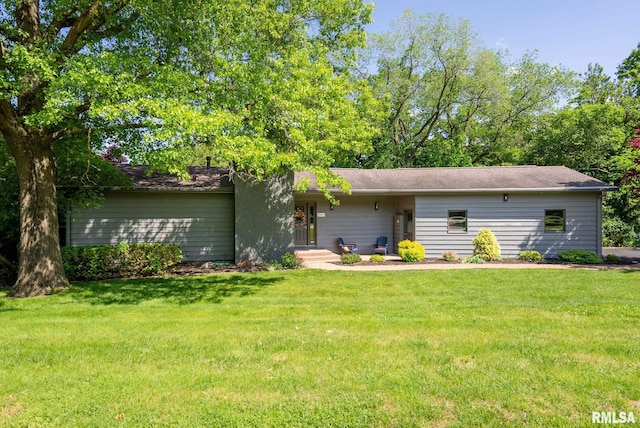 28013 230th St, Le Claire, IA 52753 - rear view of property featuring a yard