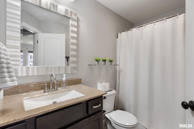 1625 W 71st St, Davenport, IA 52806 - full bathroom featuring toilet, vanity, and curtained shower