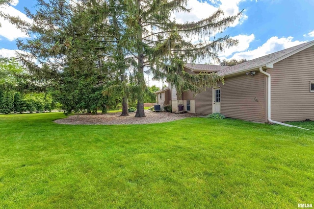 3845 Norwich Ct, Bettendorf, IA 52722 - view of grassy yard