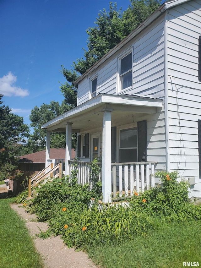 2208 E Locust St, Davenport, IA 52803 - view of home's exterior with covered porch