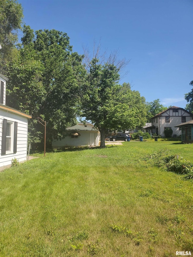 2208 E Locust St, Davenport, IA 52803 - view of grassy yard