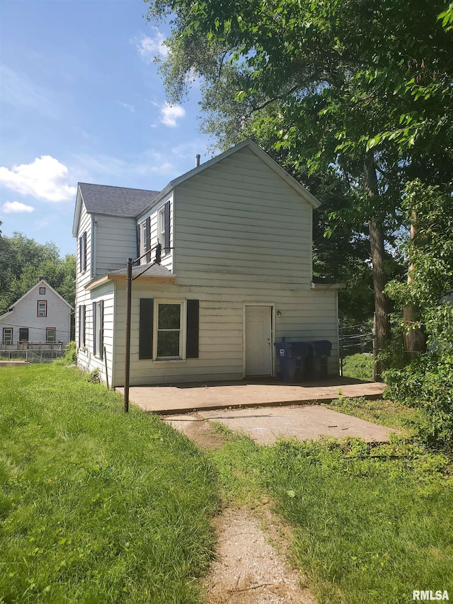 2208 E Locust St, Davenport, IA 52803 - rear view of house with a patio
