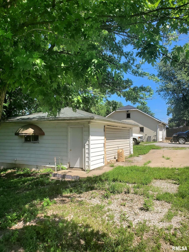 2208 E Locust St, Davenport, IA 52803 - view of garage