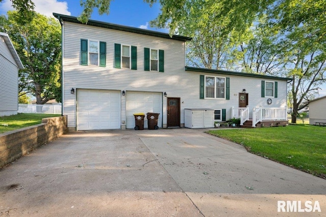 911 Cardinal Dr, Maquoketa, IA 52060 - view of front of house with an attached garage and driveway