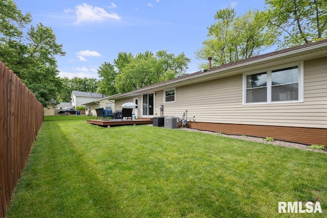 5647 Quercus Ln, Davenport, IA 52806 - back of house featuring a wooden deck