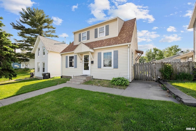2920 Roosevelt St, Clinton, IA 52732 - view of front of property featuring a shingled roof