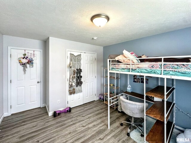 203 Breeze Dr, Carterville, IL 62918 - bedroom with wood finished floors, a textured ceiling, baseboards, and a closet