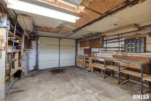 1148 Briarcliff Ln, Clinton, IA 52732 - garage with a workshop area