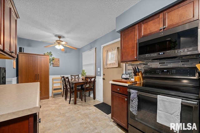 237 Colony Dr, Davenport, IA 52806 - kitchen featuring electric range, a ceiling fan, light countertops, and a textured ceiling