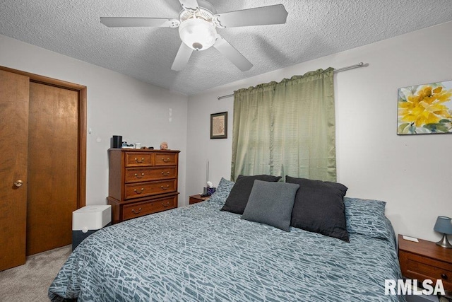 237 Colony Dr, Davenport, IA 52806 - bedroom featuring carpet, a textured ceiling, and a ceiling fan
