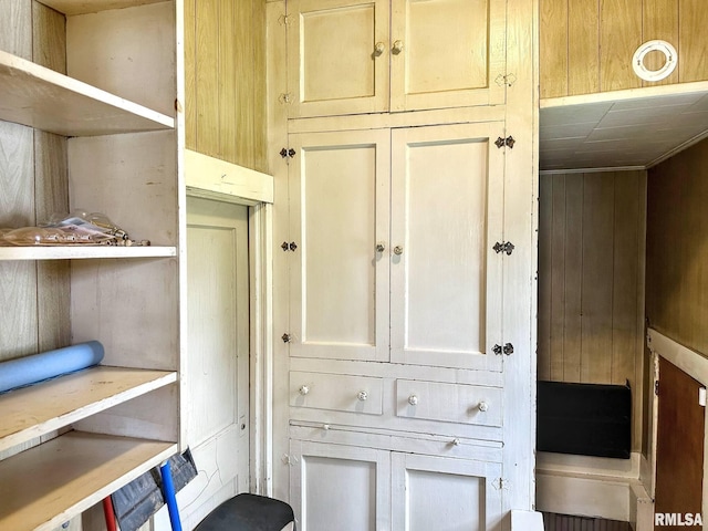 1010 W White St, Marion, IL 62959 - detailed view of wooden walls