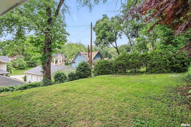 2402 Middle Rd, Davenport, IA 52803 - view of green lawn