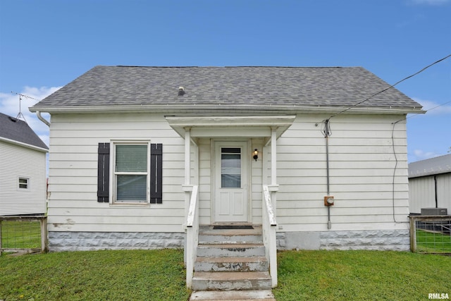 716 10th St, De Witt, IA 52742 - view of front facade featuring entry steps and roof with shingles