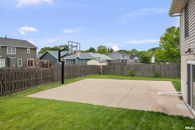 5142 Fillmore Ct, Davenport, IA 52806 - view of basketball court featuring a residential view