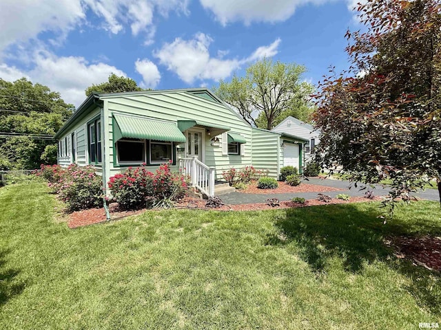 10 Blackhawk Hills Ct, Rock Island, IL 61201 - view of front of house featuring a front lawn and an attached garage