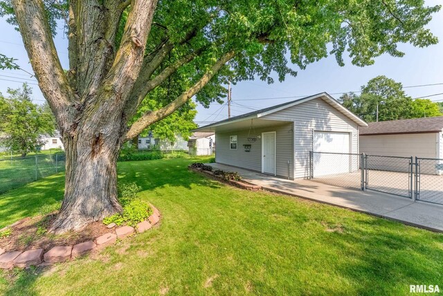2215 N Nevada Ave, Davenport, IA 52804 - view of yard featuring a detached garage, concrete driveway, and a gate