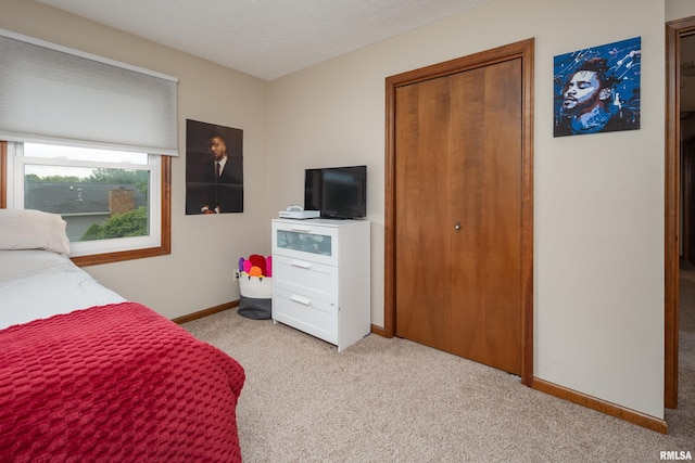 1425 W 48th St, Davenport, IA 52806 - bedroom featuring light colored carpet, baseboards, a closet, and a textured ceiling