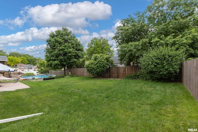 1425 W 48th St, Davenport, IA 52806 - view of yard featuring a patio area