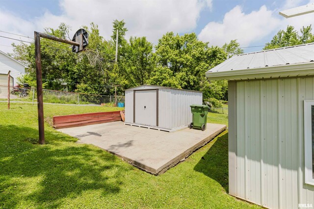 1408 Newton Ave, Johnston City, IL 62951 - view of yard