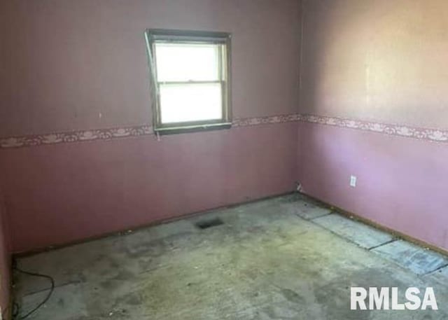 207 W Wilson St, New London, IA 52645 - view of carpeted spare room