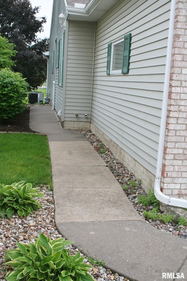 4011 Prairie Ln, Bettendorf, IA 52722 - view of exterior entry