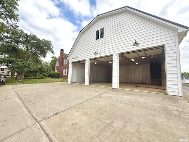 215 3rd St, Carmi, IL 62821 - view of side of home with an outdoor structure