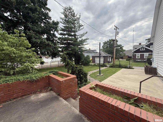 215 3rd St, Carmi, IL 62821 - view of patio
