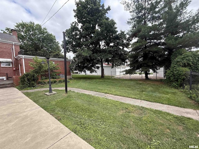 215 3rd St, Carmi, IL 62821 - view of yard