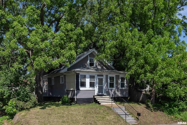 1522 Bridge Ave, Davenport, IA 52803 - bungalow-style house with a front yard and entry steps