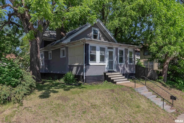 1522 Bridge Ave, Davenport, IA 52803 - bungalow-style home featuring a front lawn and entry steps