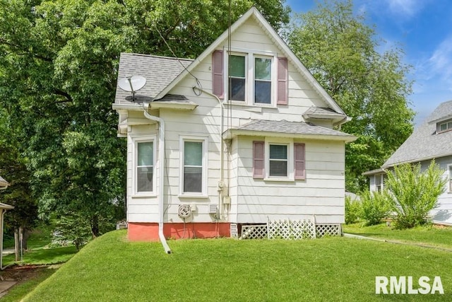 2308 18th Ave, Moline, IL 61265 - view of front facade featuring roof with shingles and a front yard