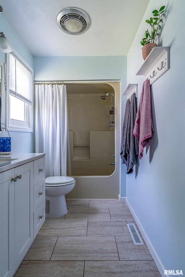 2612 7th St, Moline, IL 61265 - full bath featuring shower / tub combo, toilet, vanity, and wood finished floors